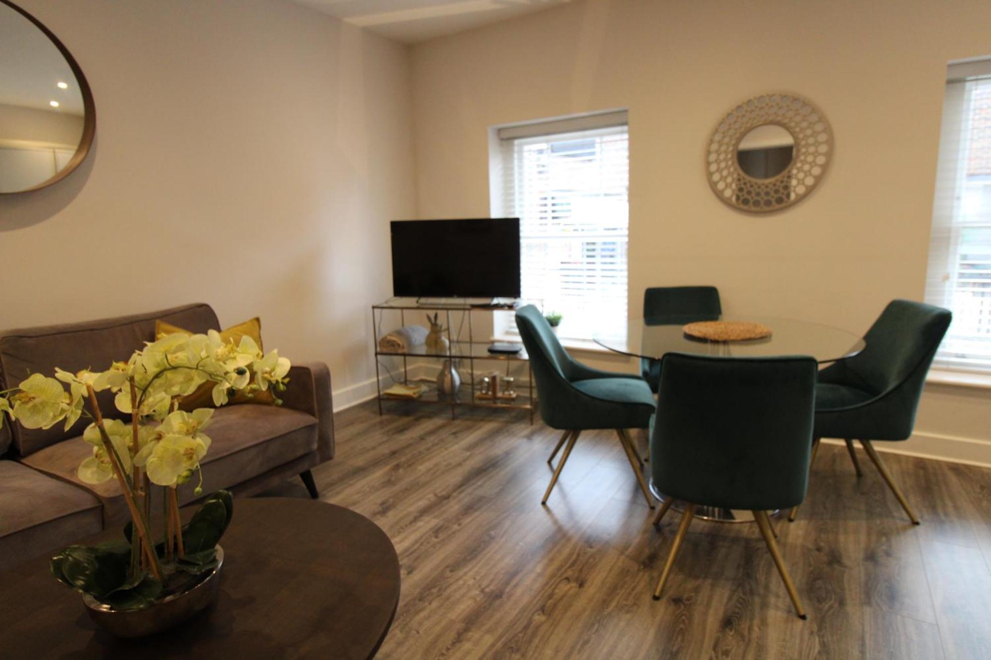 The Warren @ Short Stays Basingstoke Room photo
